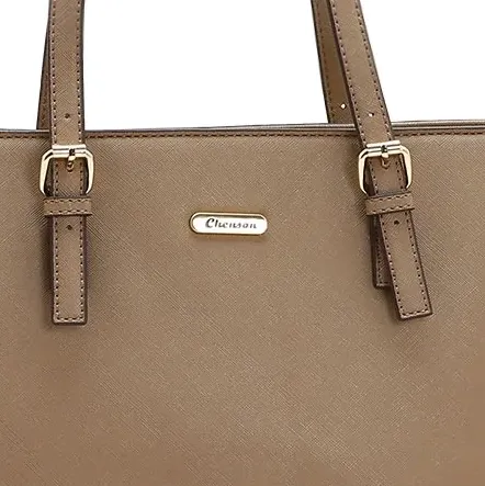 Close-up da bolsa Chenson casual chic marrom mostrando placa metálica e fivelas douradas ajustáveis